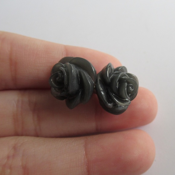GRAY ROSE EARRINGS 🌹 - Picture 5 of 5
